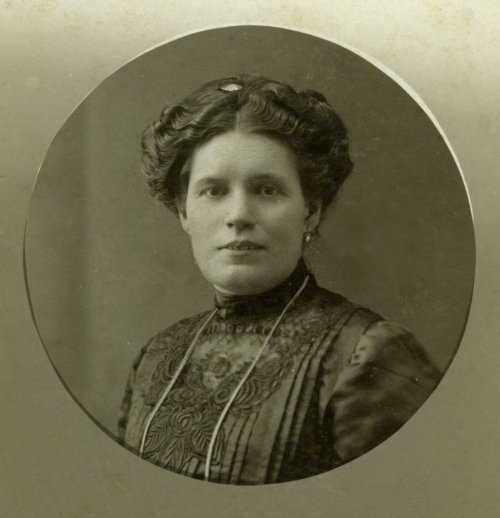 Hermína Smištíková (*1877), provdaná za pozlacovače Buška ve Vídni
