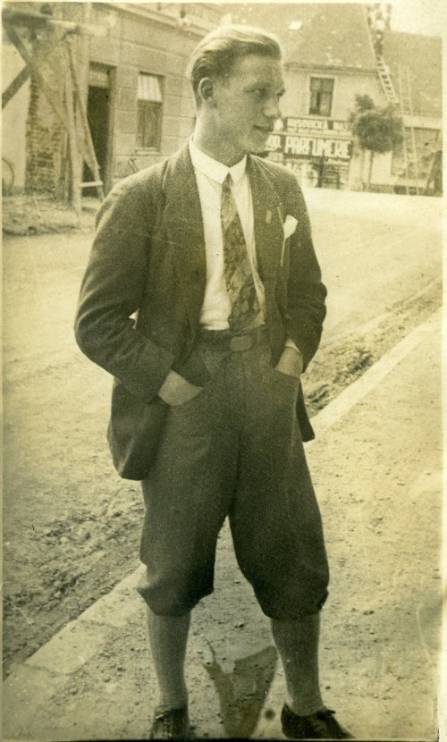 Stanislav Žlebský v dnešní ulici Sokolovské (za ním hotel Přikryl a obchody na křižovatce)