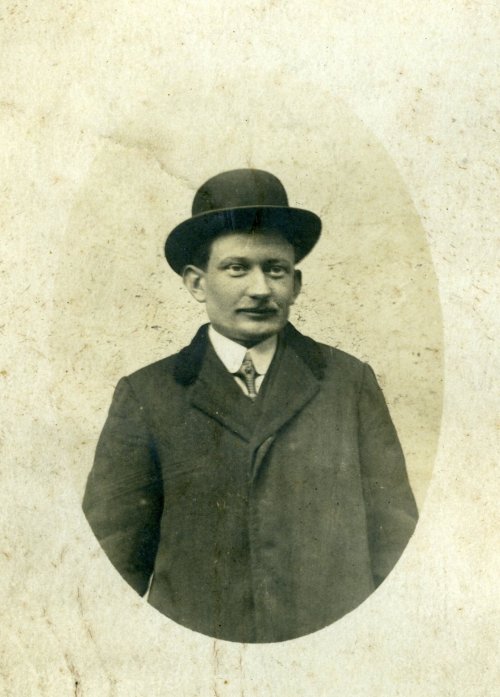Průvodčí Stanislav Žlebský se narodil 1889 v Tišnově, bydlel a zemřel ve Veselí v domě č. 47, roku 1926.  Měl syna Stanislava (*1911), který byl obchodníkem a později náčelníkem železniční stanice ve Strážnici.
