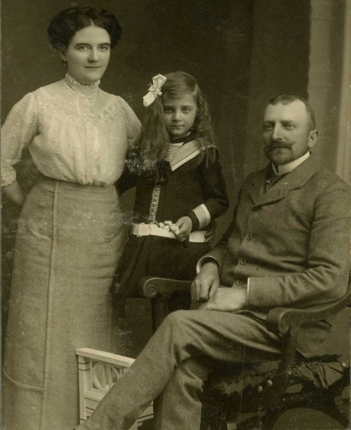 Josef Vojtěch (*1873), s manželkou Marií (roz. Möllerovou) a dcerou Annou (*1907, Vnorovy). Vojtěch byl revírníkem v Moravském Písku, později ve Vnorovech a v letech 1912 – 1939 vykonával nadlesního ve Veselí nad Moravou. Manželé Vojtěchovi měli ještě syna Josefa (*14.6.1914, Písek)