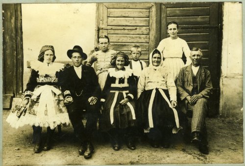 Z Ostrožské Lhoty do Veselí n/Moravou se dostala kovářská rodina Válkova. Svatba Jaroslava Válka (*1905 +1995). Fotografováno před kovárnou v Ostrožské Lhotě roku 1928. Zprava sedí otec, kovářský mistr František Válek (*1877 +1960)