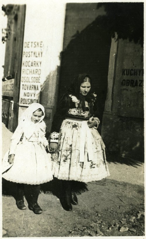 Anna  a Marie Randová (*1892), na cestě do kostela (foto 1922-26)